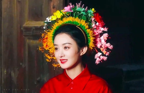 赵丽颖登上城士封面 探寻簪刀魅力与古韵风华