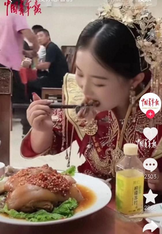 新娘婚宴上抓紧时间搂席 全程大方可爱