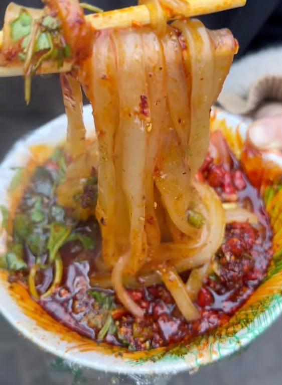甘肃天水麻辣烫火了辣子宽粉土豆三美味馋翻全网
