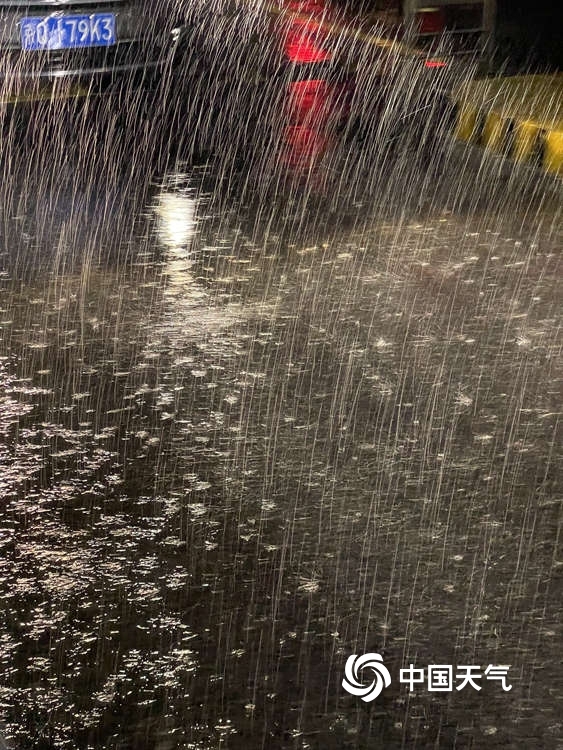 北京迎全市性降雨部分路段积水