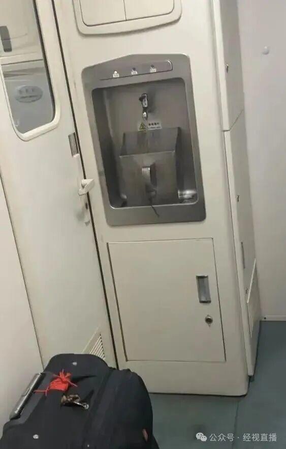 12306回應(yīng)員工用裝垃圾的簸箕接開水 衛(wèi)生隱患引關(guān)注