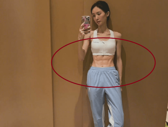 金晨晒无美颜健身照 腹肌却秒变游泳圈！