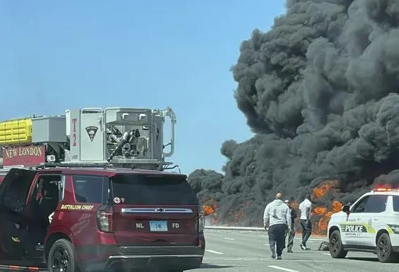 美国一油罐车与客车相撞：大桥护栏被烧熔化