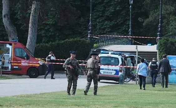法国一男子持刀捅伤8人 法国总统马克龙在推特上谴责