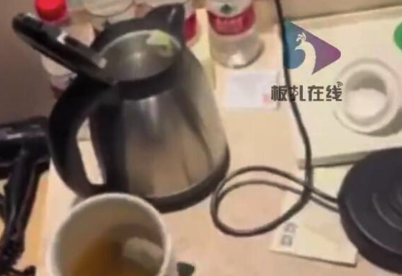 男子在酒店热水壶发现避孕套 当事人：喝了半杯才发现，没见过这么恶心的