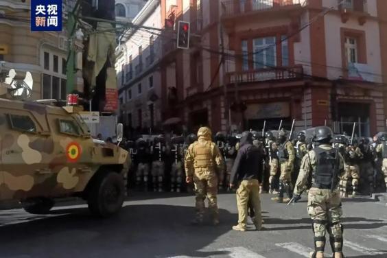 玻利维亚总统与政变者对峙现场