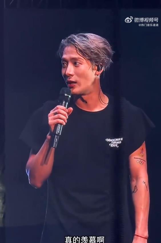 王嘉尔:我也想有女朋友,直言羡慕现场情侣