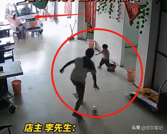 小車沖進屋10歲姐姐神速救起妹妹 驚險瞬間化險為夷