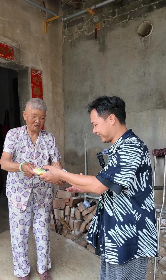 小伙为超200位留守老人免费理发：老人需要被关注