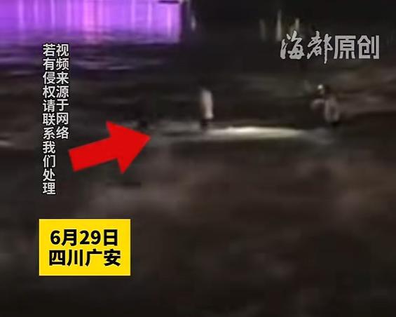河道开闸泄水,多人被冲入水中
