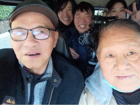 上海老人相亲角3次婚恋被分走3套房 仍在“找老太婆”