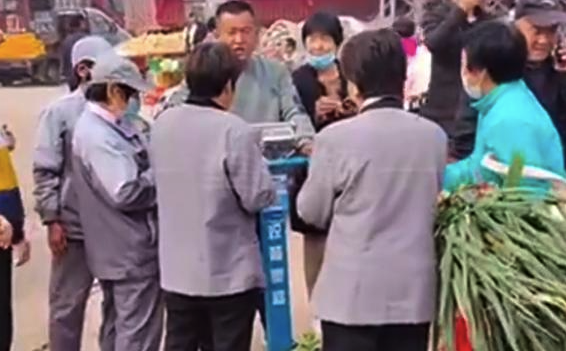 市场要被取缔？卖葱大叔号召市民打12345保留：打了一斤3毛不打6毛
