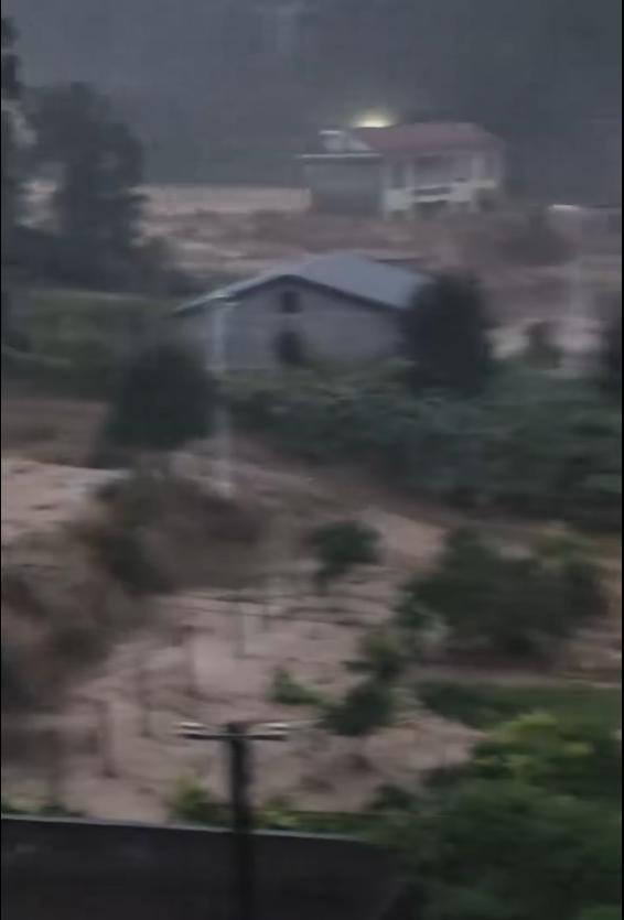 男子去提醒邻居逃生 自己没能逃出 洪水中的无私英雄