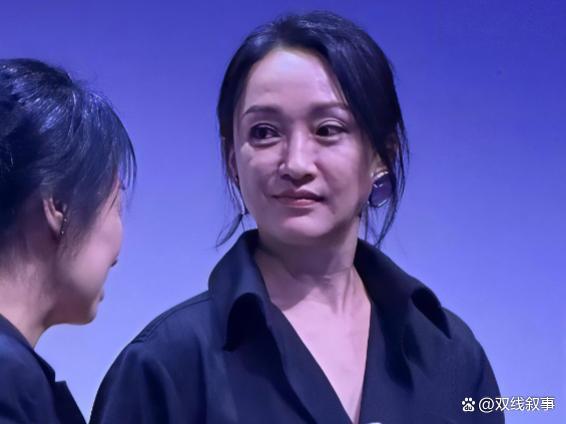 周迅获釜山国际电影节影后，时隔20年再度拿奖，周迅哽咽讲获奖感言 两位华语女演员的深情相拥