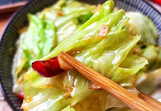 包菜炒不对总出水？4个技巧学会，香辣脆爽赛饭店