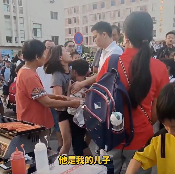 父母离婚在校门口抢孩子 伤心欲绝地号啕大哭引众人围观