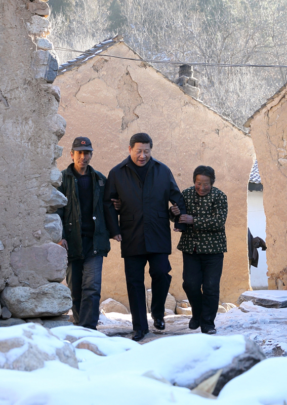 2012年12月30日，习近平总书记来到地处深山的河北阜平骆驼湾村，走进困难群众唐宗秀家慰问看望。