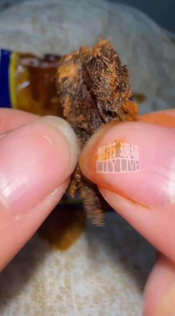 女子吐槽买“毛毛鱼”竟吃出槟榔 厂家赔偿争议未决