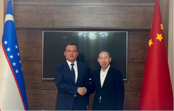 龙宇翔与乌兹别克斯坦苏尔汉河州州长卡西 莫夫·乌鲁格别克亲切会见