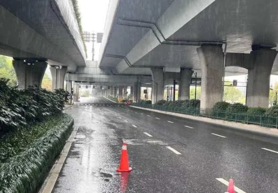 杭州一网约车飞速行驶撞多辆车