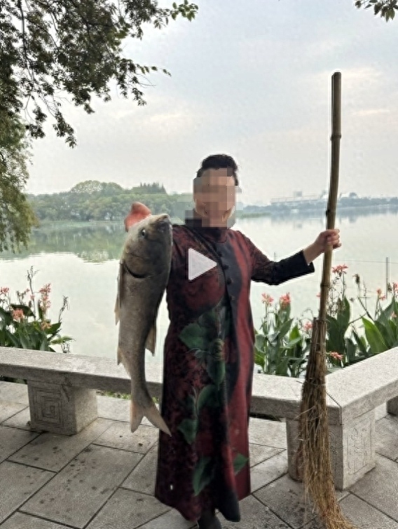 中年女子在南京玄武湖公园用扫帚捞鱼，景区：明令禁止，违反者将处罚款