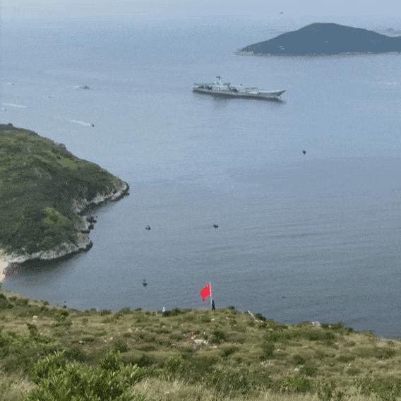 香港揮旗哥如愿登艦：像做夢(mèng)一樣 定格自豪瞬間