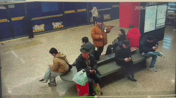 地铁站内充电宝自燃乘客外套被烧穿 安全问题再引关注