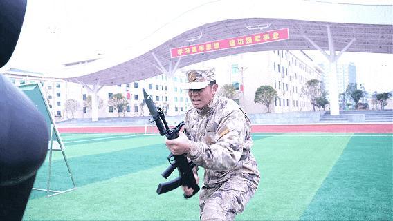 火箭军骨干带头跨好新年开训第一步 模范引领战味浓