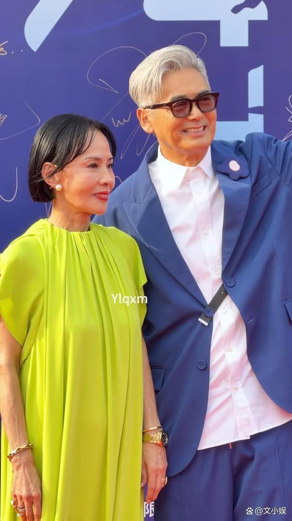 周润发携妻子现身电影首映礼 40年恩爱如初