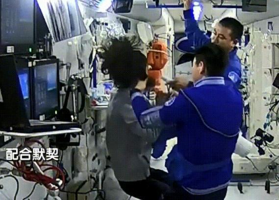 太空托尼上线 翟志刚、叶光富为王亚平理发换新发型