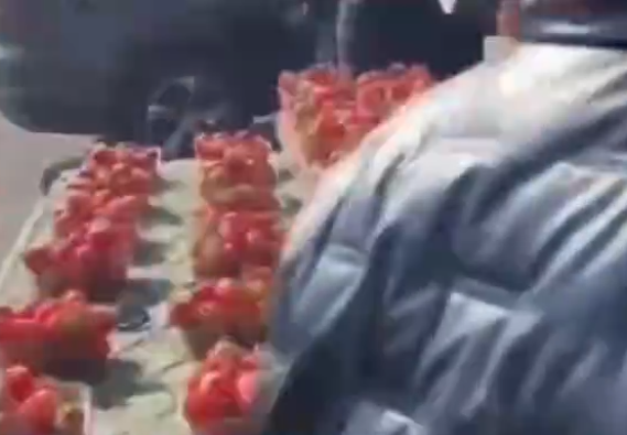 小贩卖草莓一斤缺了半斤