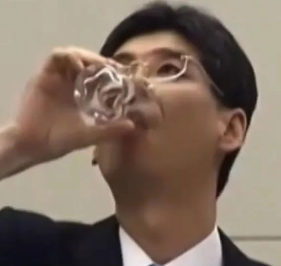 喝核污水的日本官员现状 2015年6月，他宣布引退 园田康博的健康情况如何？