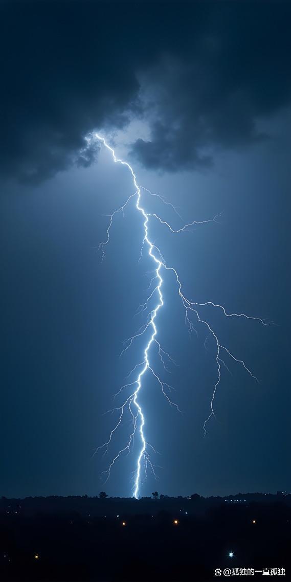 雷劈车人没事 雨天出行怎样“避雷” 科学原理守护生命底线