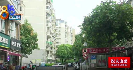 小区二次供水改造后，业主说供水改造后楼道长青苔