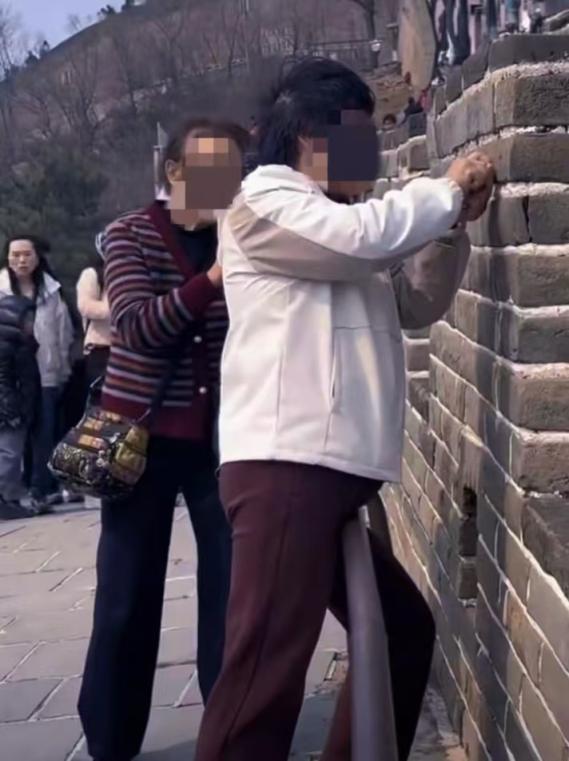 2026年了还有人在长城刻字