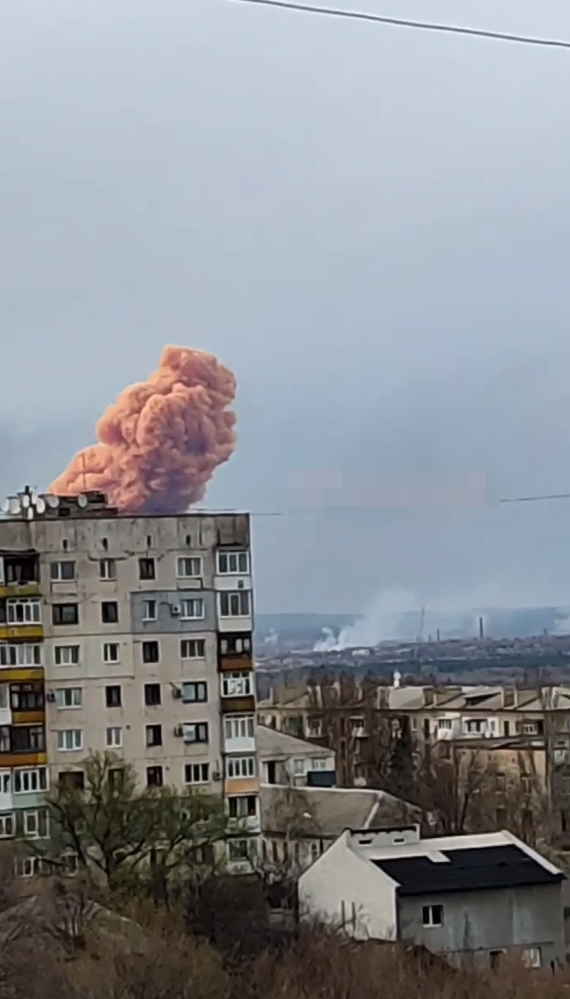 乌克兰化工厂遇袭 升起粉色蘑菇云