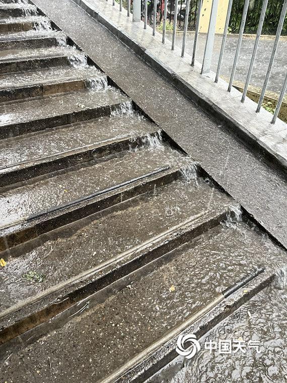 北京暴雨致早高峰出行难：蓝色预警，注意安全