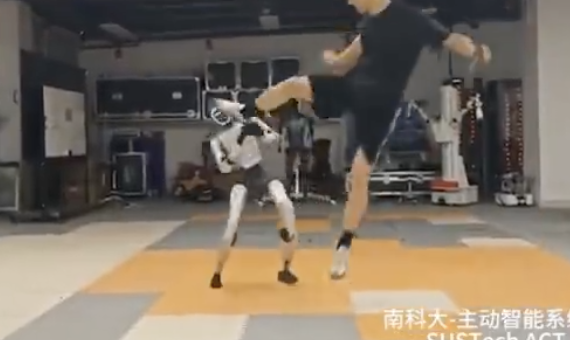 中国『机器人』️鲤鱼打挺震惊外国网友