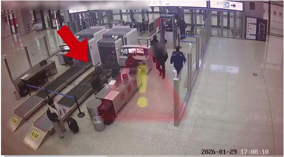 行李箱过安检时突然“爆灯”