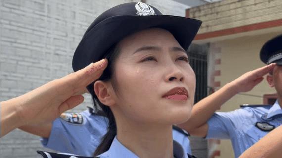 第一次巡邊 女警在國旗下哭了 家國情懷觸動心弦