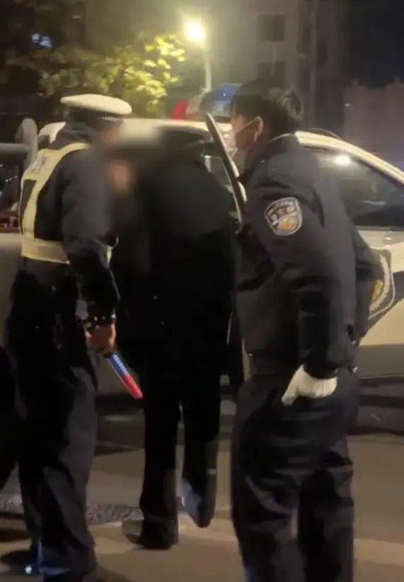 男子遇查酒驾称“给白队打电话”,交警队回应