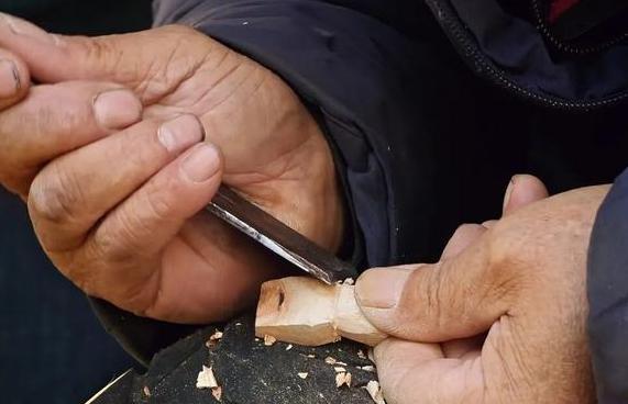 北京什刹海大爷手工木雕意外走红 丑萌界的天花板