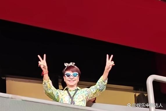 谢霆锋妈妈观看儿子演唱会 74岁狄波拉活力四射