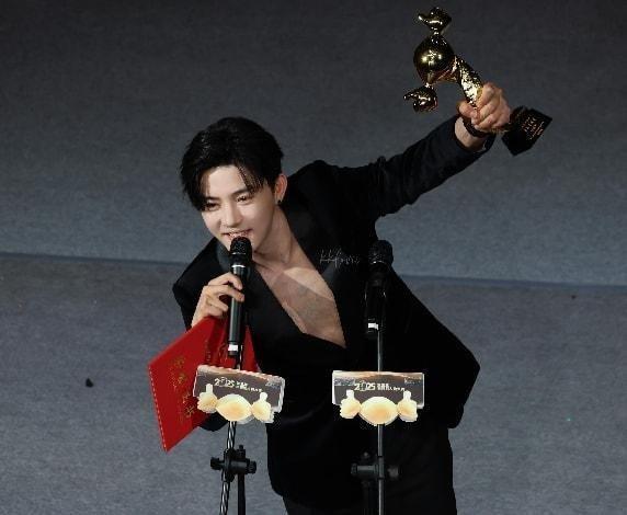 演员杜亚飞荣获第三届中国微短剧人物大典最佳男主角 ——不断向上攀登 做自己人生的主角