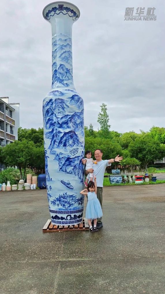 近两层楼高的花瓶