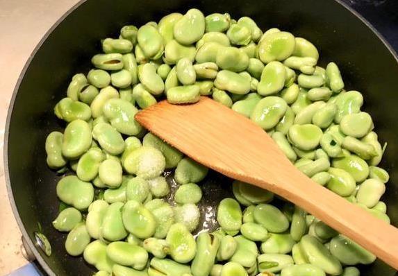 孩子抢吃不撒手，葱炒蚕豆香翻全家，3块钱成本惊艳味蕾