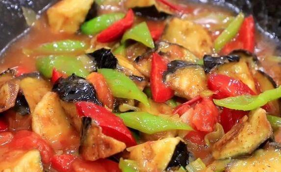 茄子炸不对就白忙，10秒翻炒锁住香，家人都夸好吃