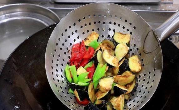 茄子炸不对就白忙，10秒翻炒锁住香，家人都夸好吃