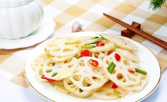 莲藕焯水总发黑？1招让藕片白得发亮，凉拌爽脆全家抢