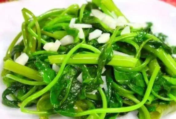 通心菜炒前多加一步,青绿又脆嫩,2块腐乳让味道翻倍香!_新闻看看